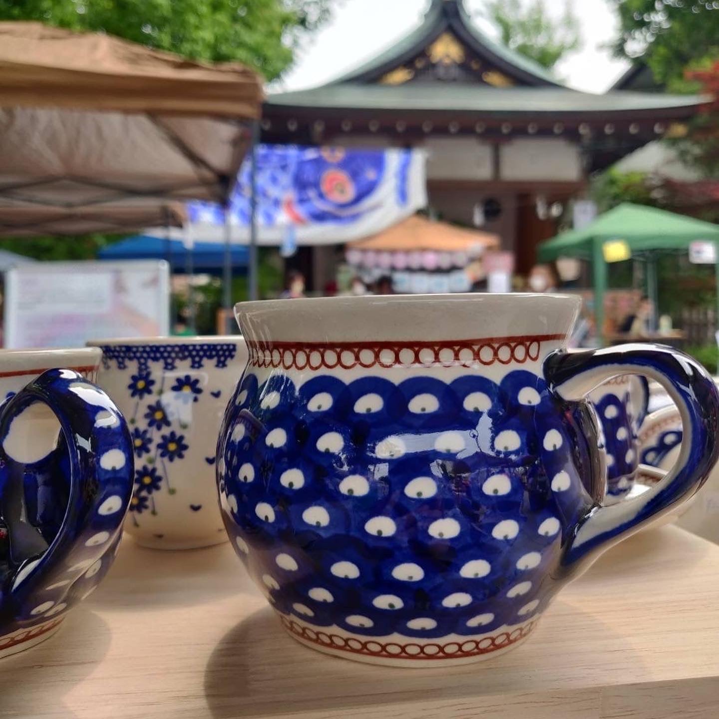 神社でツヤツヤのポーリッシュポタリー