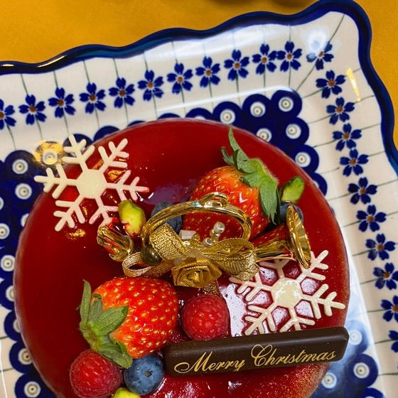 クリスマスケーキとポーリッシュポタリーのフリル皿
